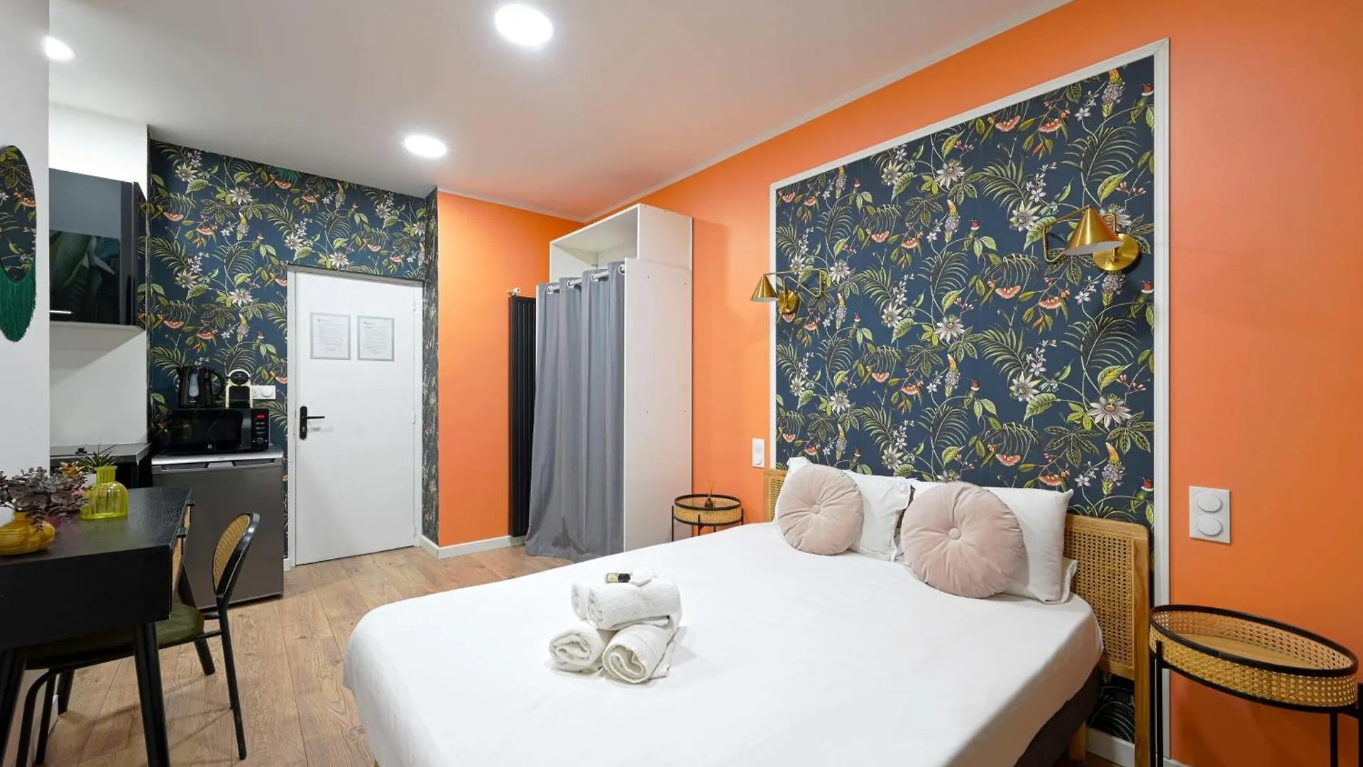 Modern Secure Studio- Perfect For 2- Catacombs location